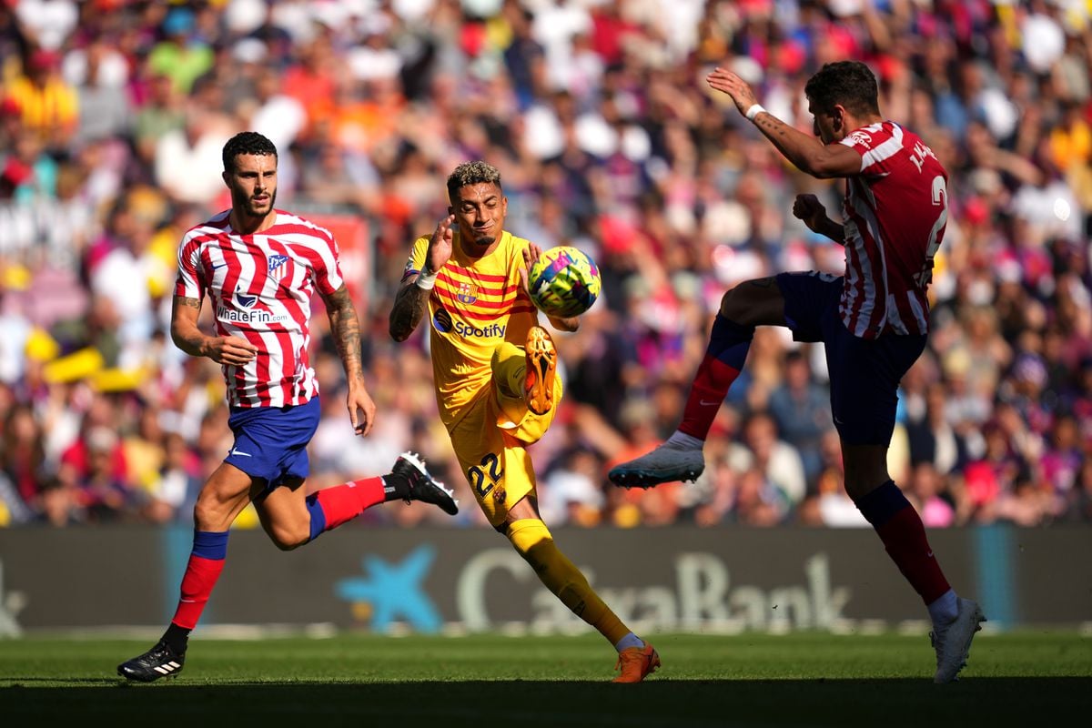 Atletico Madrid stuns Barcelona in stoppage time to snatch La Liga